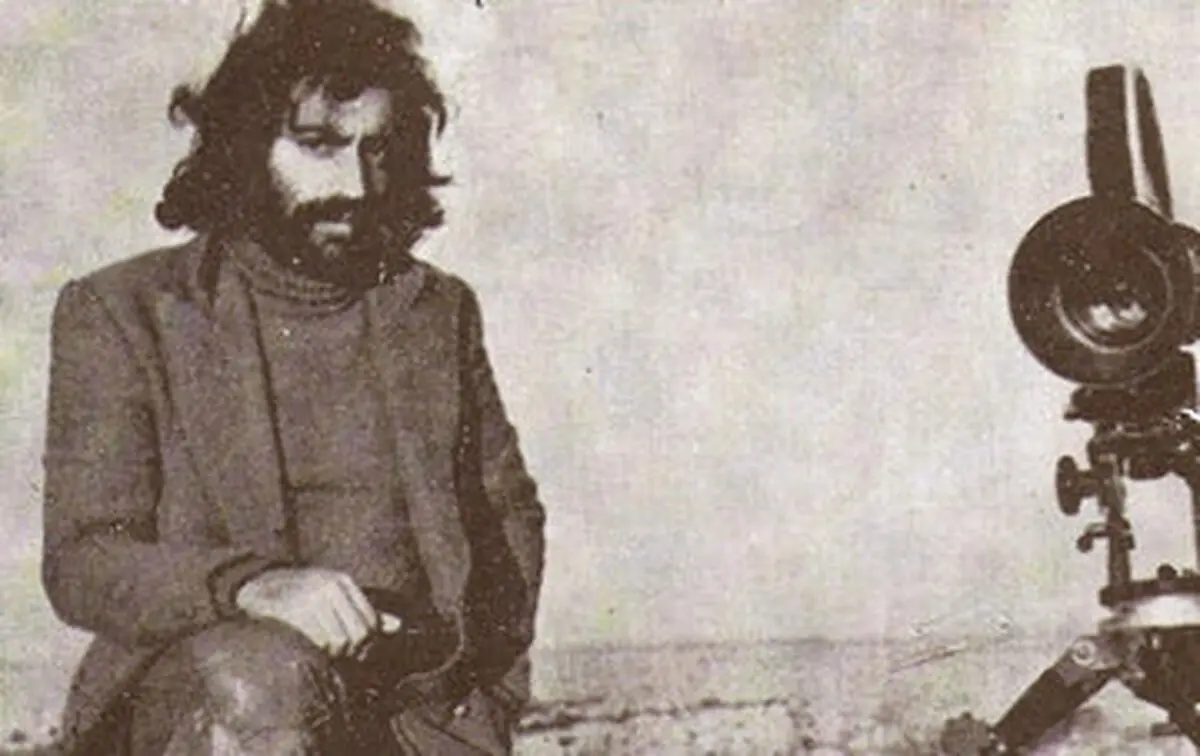 مسعود کیمیایی در حال مرتب کردن موهای محمد صالح‌علا؛ ۴۰ سال قبل/ عکس