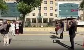 جشن طلاق با ساز و دهل جلوی دادگاه خانواده  |‌ عکس
