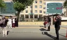جشن طلاق با ساز و دهل جلوی دادگاه خانواده  |‌ عکس