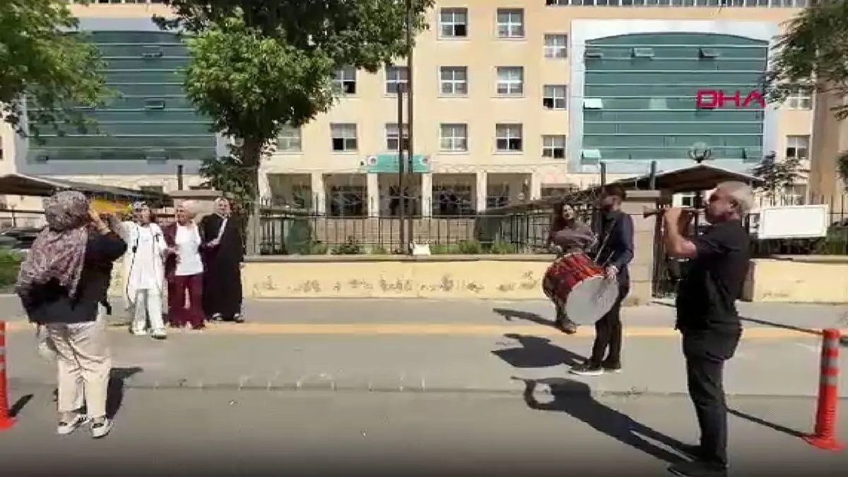 جشن طلاق با ساز و دهل جلوی دادگاه خانواده  |‌ عکس