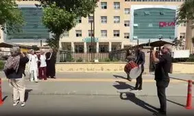 جشن طلاق با ساز و دهل جلوی دادگاه خانواده  |‌ عکس