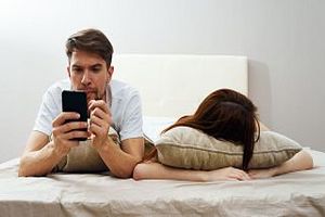 قطع صحبت با شریک زندگی و نگاه کردن به صفحه موبایل ازدواج ها را به خطر می‌اندازد