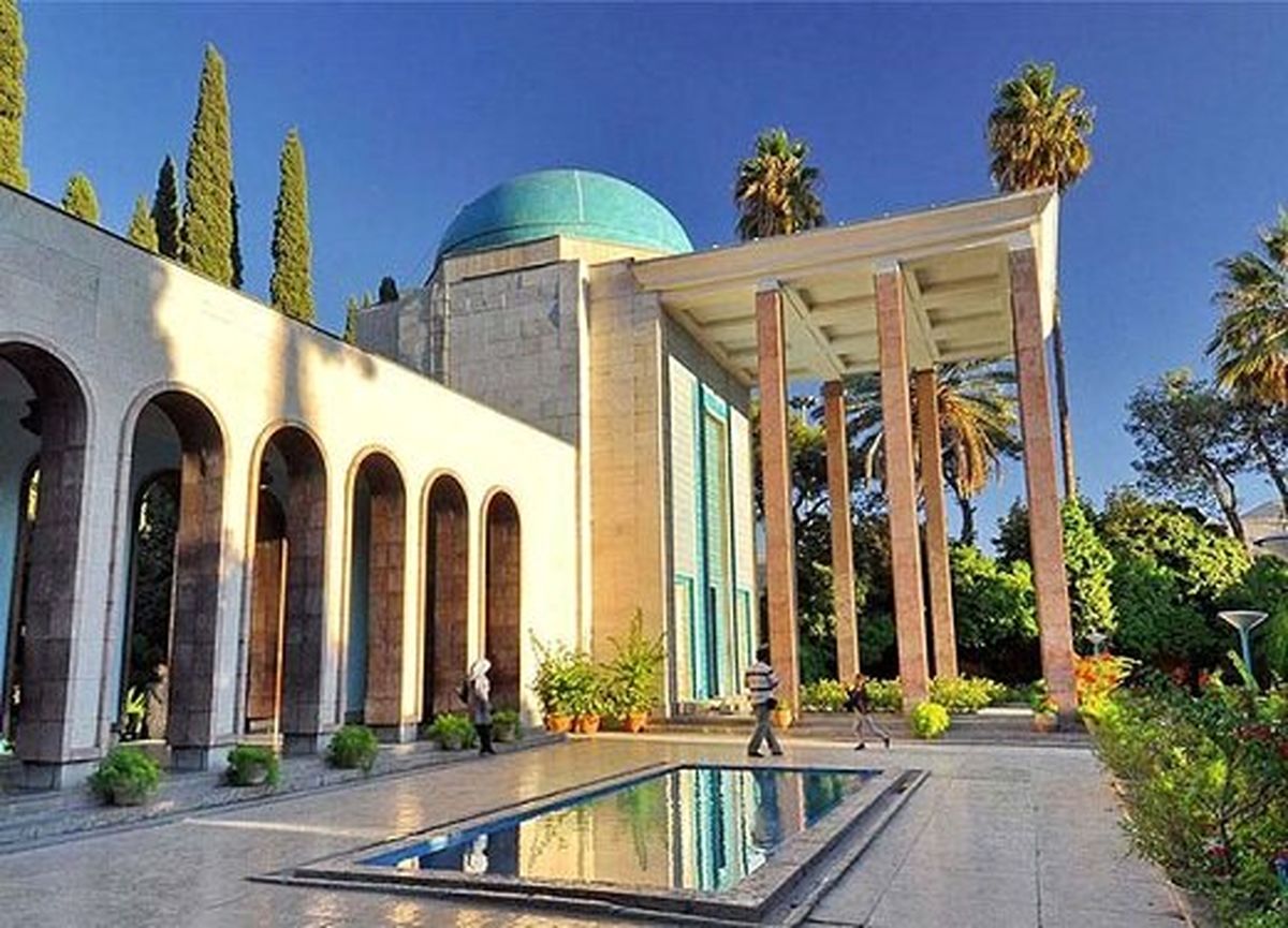 حافظ و سعدی کهنه و نمور نیستند/ چرا به متون ادبی و تاریخی ما توهین میکنید؟