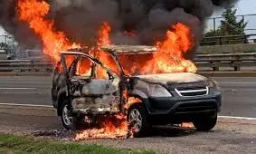 آتش گرفتن خودرو به علت گرمای شدید در عراق/ ویدئو