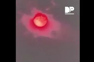خورشید قرمز رنگ در آسمان چین پدیدار شد/ ویدئو