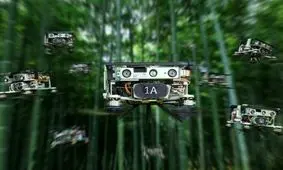 پرواز خیره کننده جمعی ربات‌های پرنده در جنگل!/ ویدئو