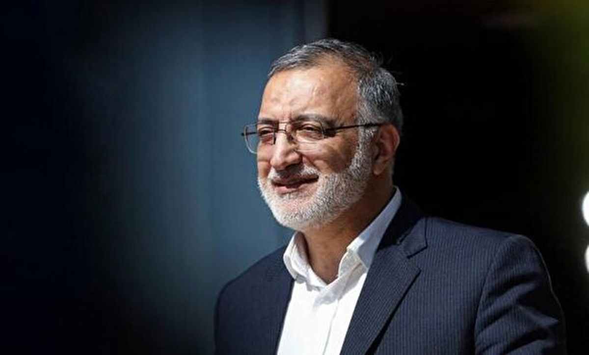 ژست و لبخند زاکانی در میان دختران دهه نودی