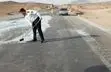 اتوبان تهران قم شیشه ای شد/ ماموران پلیس راه آستین بالا زدند تا اتوبان را جارو کنند/ ویدئو