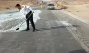 اتوبان تهران قم شیشه ای شد/ ماموران پلیس راه آستین بالا زدند تا اتوبان را جارو کنند/ ویدئو