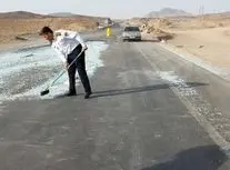 اتوبان تهران قم شیشه ای شد/ ماموران پلیس راه آستین بالا زدند تا اتوبان را جارو کنند/ ویدئو