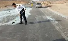 اتوبان تهران قم شیشه ای شد/ ماموران پلیس راه آستین بالا زدند تا اتوبان را جارو کنند/ ویدئو