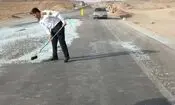 اتوبان تهران قم شیشه ای شد/ ماموران پلیس راه آستین بالا زدند تا اتوبان را جارو کنند/ ویدئو