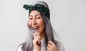به این ۷ دلیل، اجازه دهید موهایتان سفید شوند