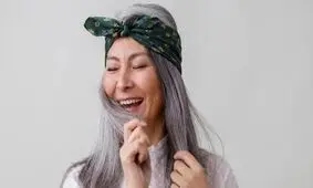 به این ۷ دلیل، اجازه دهید موهایتان سفید شوند