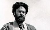 سفر به تاریخ؛ «سید احمد خمینی» در حال انجام ورزش زورخانه‌ای؛ دهۀ 1360/ عکس
