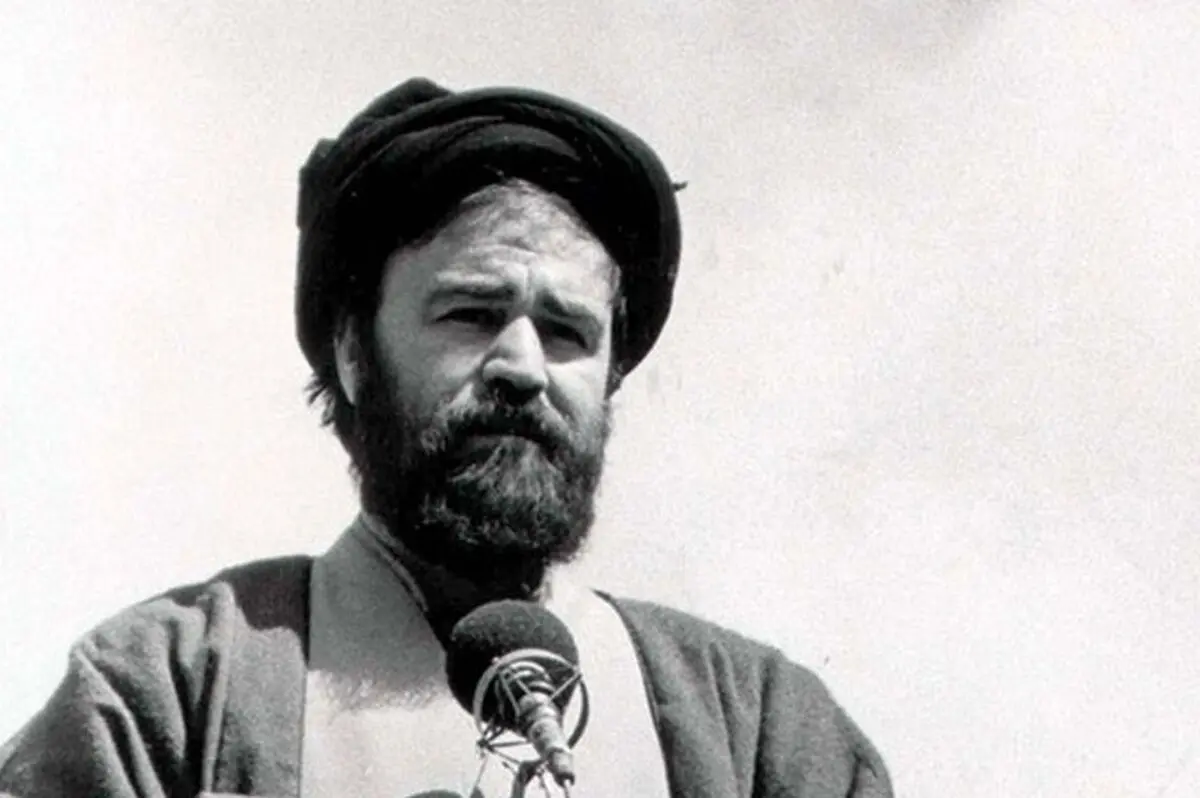 سفر به تاریخ؛ «سید احمد خمینی» در حال انجام ورزش زورخانه‌ای؛ دهۀ 1360/ عکس
