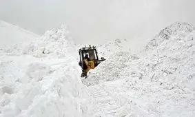 سقوط بهمن در محور سروآباد-اورامان ٨۰ خودرو را گرفتار کرد