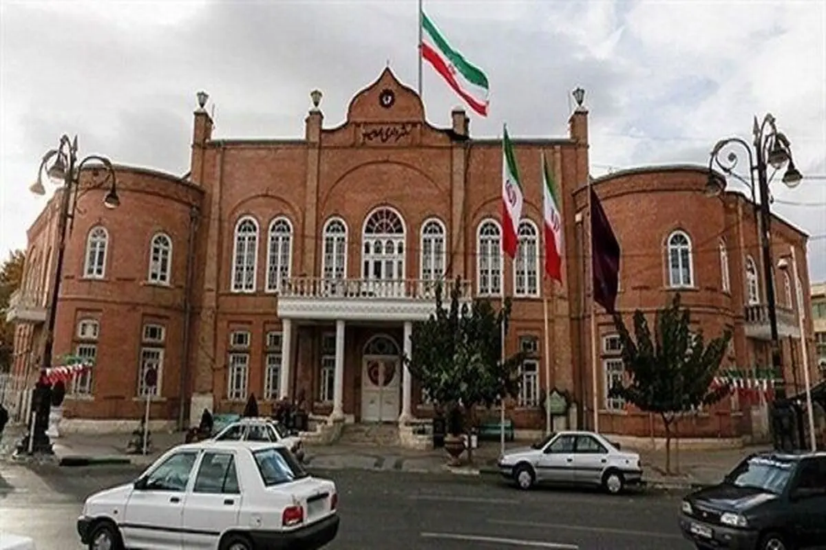 اقدام زشت شهرداری ارومیه که برای نصب دو بنر