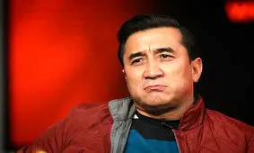 واکنش خداداد عزیزی به حمله‌های تند علیه او؛ خودم کولبر بودم/ گونی ۵۰ کیلویی گچ را روی کولم می‌گذاشتم