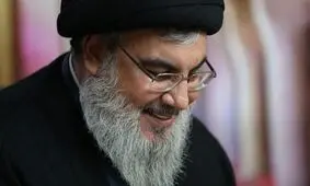 پول انداختن در محل مزار سیدحسن نصرالله/ ویدئو
