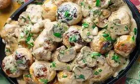 سیب زمینی کبابی با سس قارچ یک عصرانه عالی برای روزهای سرد