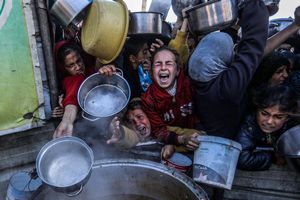 آنروا: مردم غزه از شدت گرسنگی از حال میروند