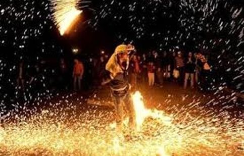 چهارشنبه سوری در سفارت انگلیس با قاشق زنی و آش پختن/ ویدئو