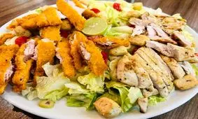 سالاد فیله مرغ سوخاری با سس رنچ