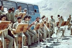 اجرای موسیقی در جبهه و بین رزمندگان با حضور کیهان کلهر و کیخسرو پورناظری