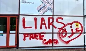 حمله به ساختمان بی‌بی‌سی در نیوکاسل با شعار «آزادی برای غزه»