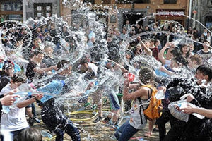 جشنواره آب در چین/ در این جشنواره مردم می‌توانند به پلیس آب بپاشند و پلیس هم به آنها آب می‌پاشد!/ ویدئو