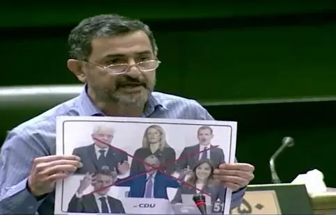  واکنش نماینده تهران به اهانت پارلمان اروپا به تصویر رهبر انقلاب/ زارعی تصاویر سران اروپایی را به سطل آشغال ریخت/ ما این شعر و بیت آیت الله نوری همدانی را فریاد می‌کنیم که «خامنه‌ای کوثر است، دشمن او ابتر است»/ ویدئو