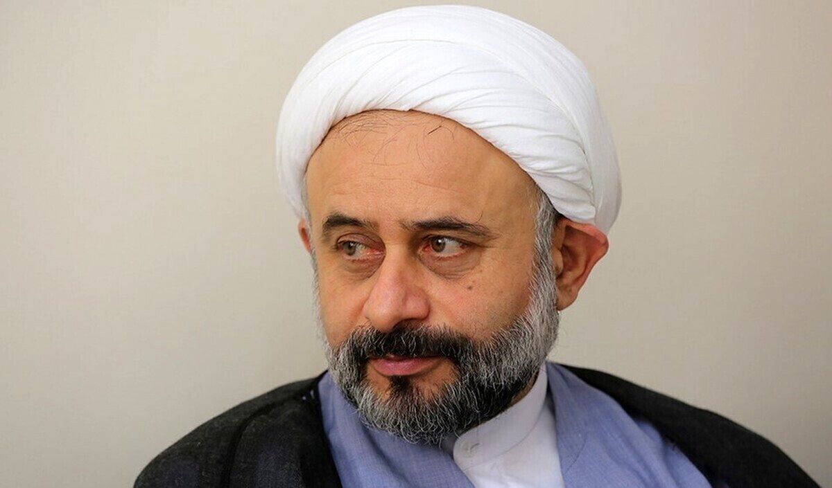 خانمی که روسری را بر میدارد، میگوید میخواهم با ظلم مبارزه کنم/ به خاطر مسأله حجاب جامعه را گرفتار کردهایم