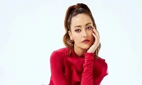 بازیگر و مدل مشهور ترک به حج رفت/ عکس