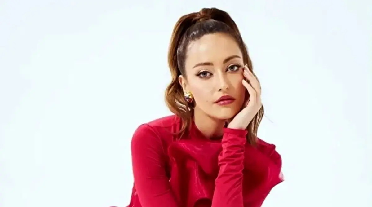 بازیگر و مدل مشهور ترک به حج رفت/ عکس