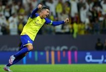 رفتار جالب کریستیانو رونالدو در زمین و آموزش خوشحالی ایسلندی!/ هماهنگی با هواداران به لیدری یک طرفدار و یوتیوبر آمریکایی سرشناس/ ویدئو

