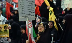 شعار یک زن کفن پوش در مراسم سالگرد رحلت امام خمینی/ عکس