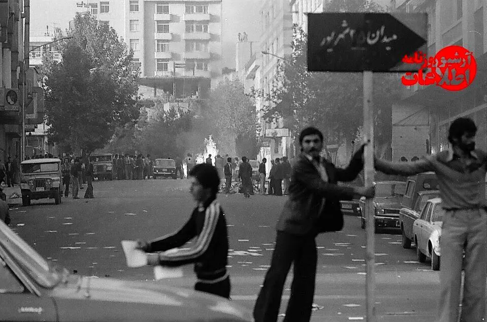 عکس‌های تماشایی از بهمن ۱۳۵۷، از کاخ نیاوران تا خیابان انقلاب!