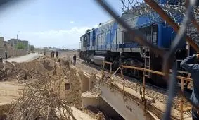 عبور اولین قطار از پلی که در کاشان مورد حمله قرار گرفت/ ویدئو

