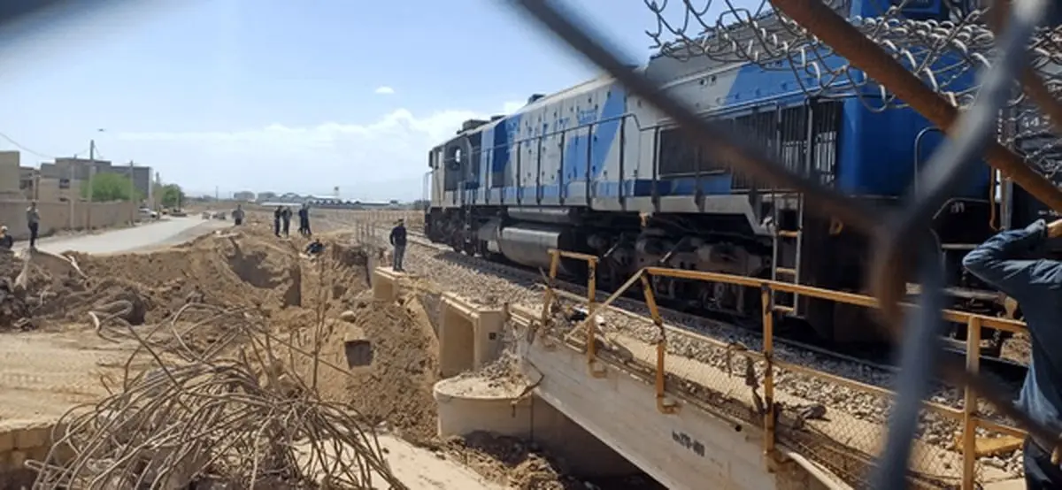 عبور اولین قطار از پلی که در کاشان مورد حمله قرار گرفت/ ویدئو

