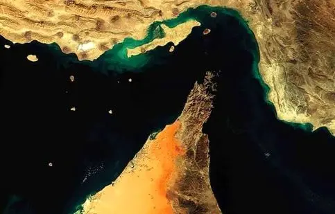 گزارش اختصاصی خبرنگار خبرفوری از تنگه هرمز: کشتی‌های خارجی در پشت تنگه منتظر اجازه ایران هستند