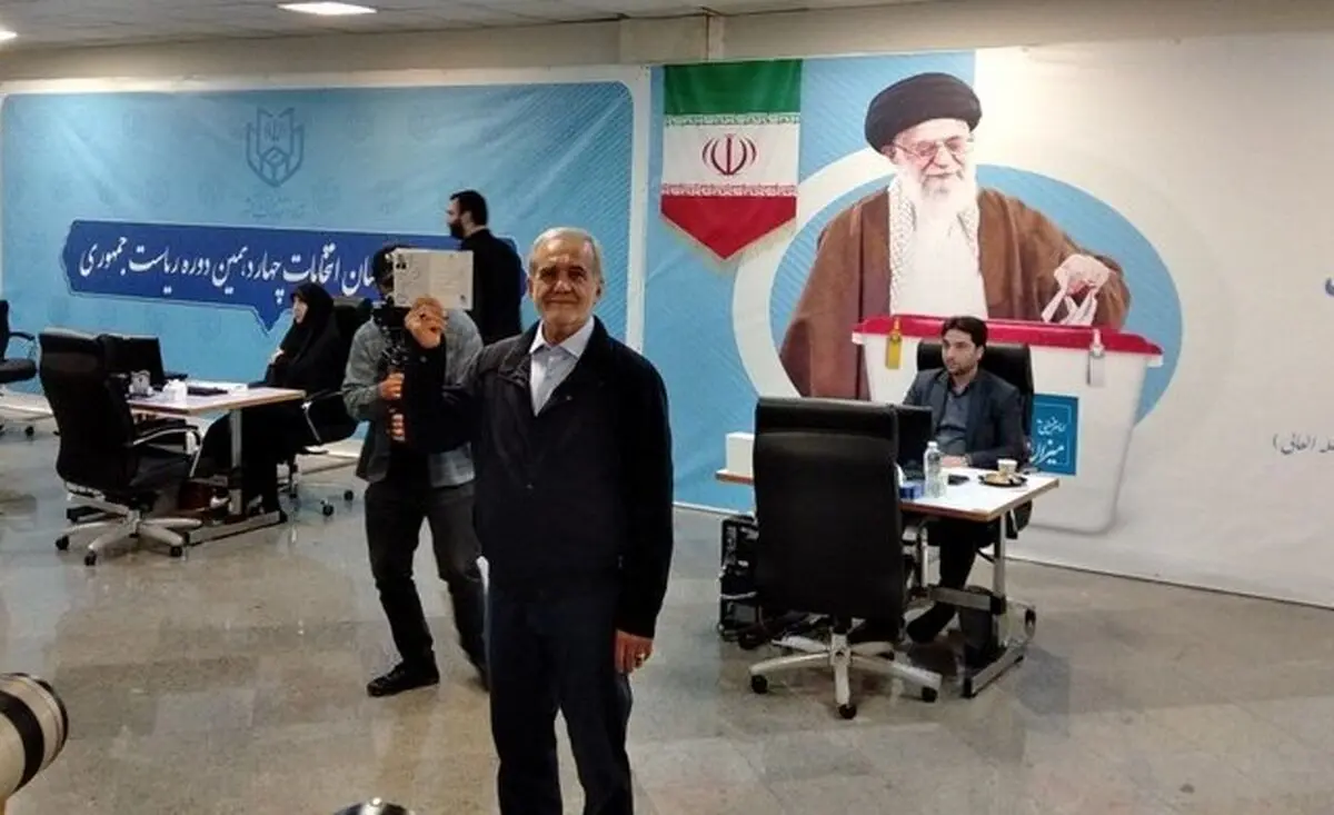 مسعود پزشکیان داوطلب انتخابات ریاست‌جمهوری شد/ او دست در دست دخترش وارد وزارت کشور شد/ ویدئو

