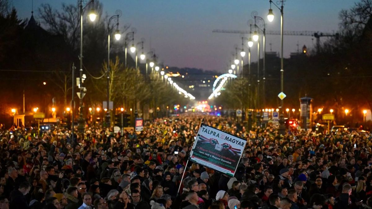 ادامه ترکشهای عفو آزارگر جنسی؛ تظاهرات دهها هزار نفری در بوداپست علیه دولت اوربان