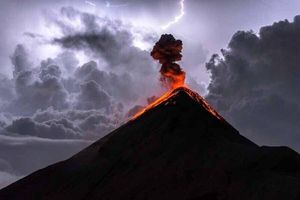 صحنه‌ای آخرالزمانی از برخورد صاعقه به فوران آتشفشان در گواتمالا/ ویدئو