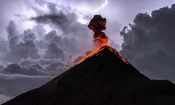 صحنه‌ای آخرالزمانی از برخورد صاعقه به فوران آتشفشان در گواتمالا/ ویدئو