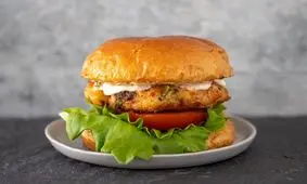 برگر میگو؛ تجربه‌ای خوش‌طعم از فست‌فود سالم خانگی

