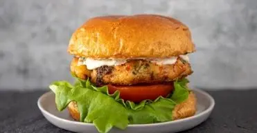 برگر میگو؛ تجربه‌ای خوش‌طعم از فست‌فود سالم خانگی

