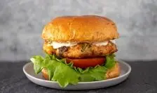 برگر میگو؛ تجربه‌ای خوش‌طعم از فست‌فود سالم خانگی

