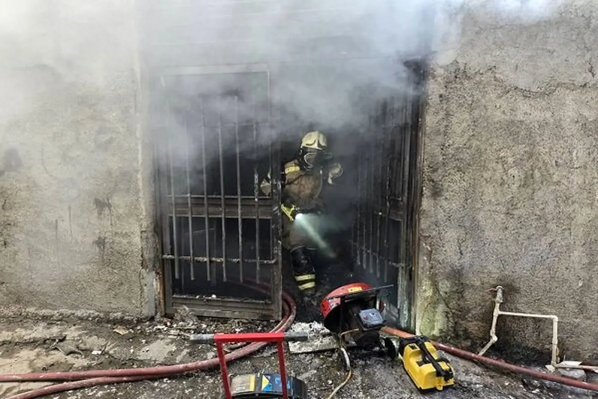 آتش سوزی مرگبار کارگاه چاپ در صادقیه تهران/ یک کشته و یک زن و مرد نجات یافتند 