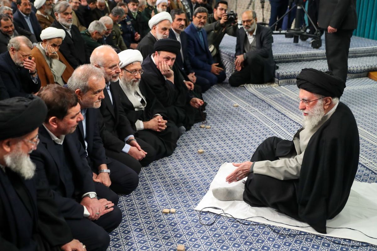 گفتوگوی رهبر انقلاب با مسئولان نظام پیش از اقامه نماز جماعت/ تصاویر